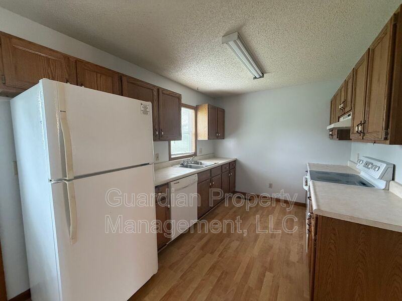 716 W Torrance St - Photo 3 of 19