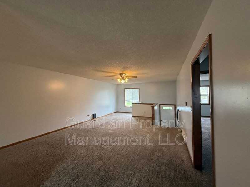 716 W Torrance St - Photo 4 of 19