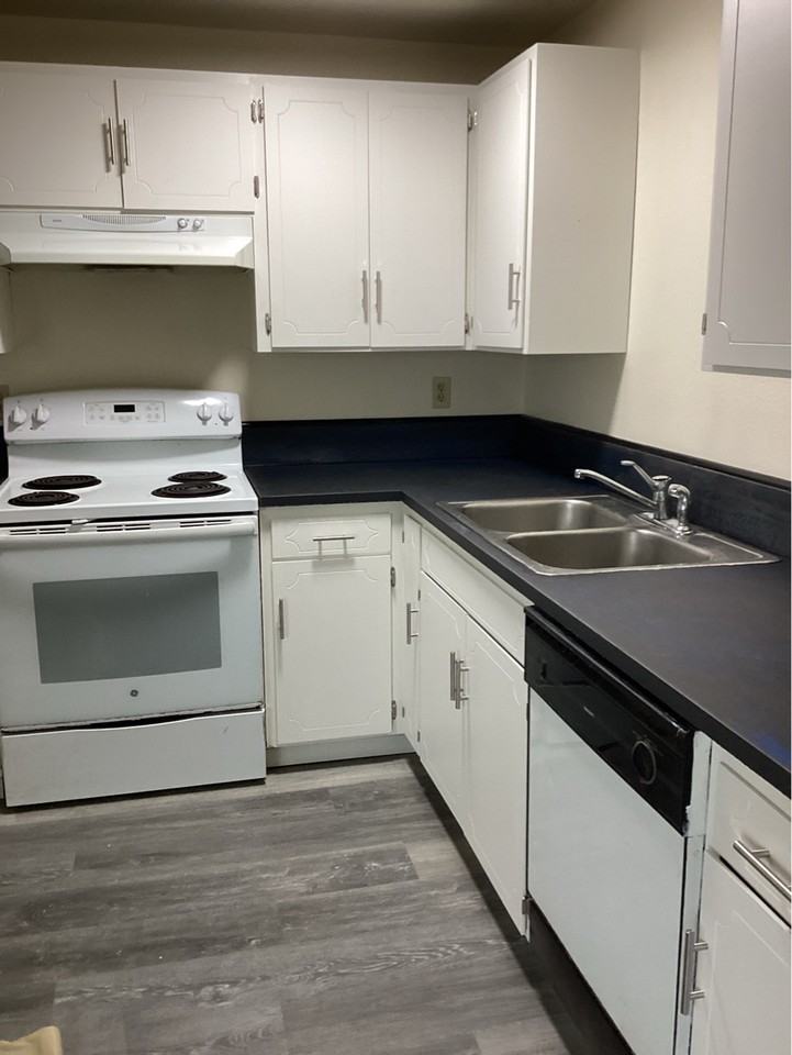 1028 Southwest Bay Street - Photo 5 of 12