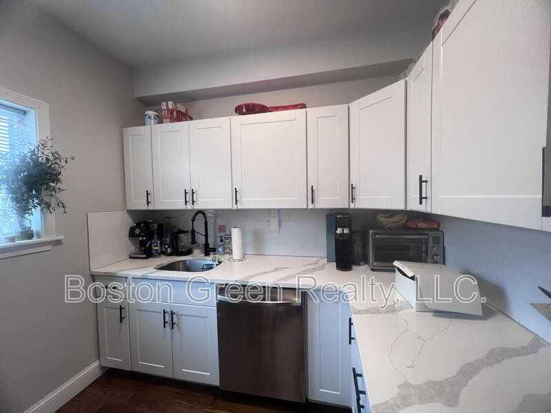 726 E 2nd St #3 - Photo 2 of 17