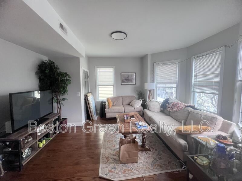 726 E 2nd St #3 - Photo 3 of 17