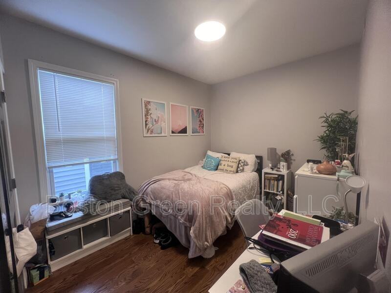 726 E 2nd St #3 - Photo 7 of 17