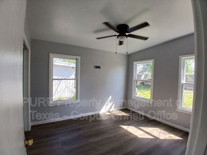 1506 Crosby St - Photo 7 of 33