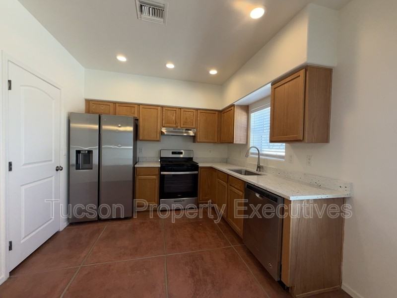 324 W 23rd St - Photo 3 of 25