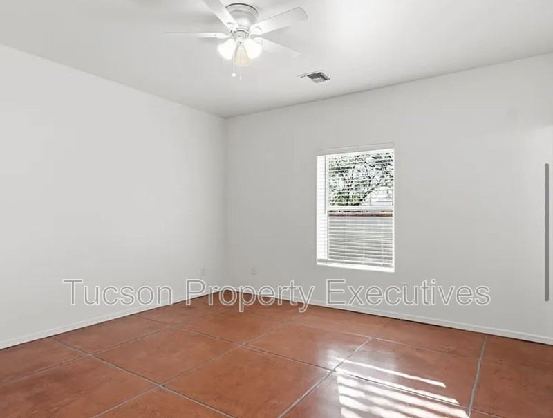 324 W 23rd St - Photo 7 of 25