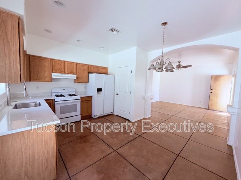 324 W 23rd St - Photo 3 of 27