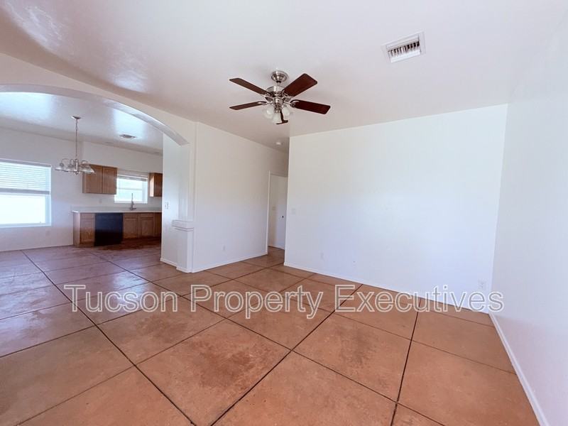 324 W 23rd St - Photo 5 of 27