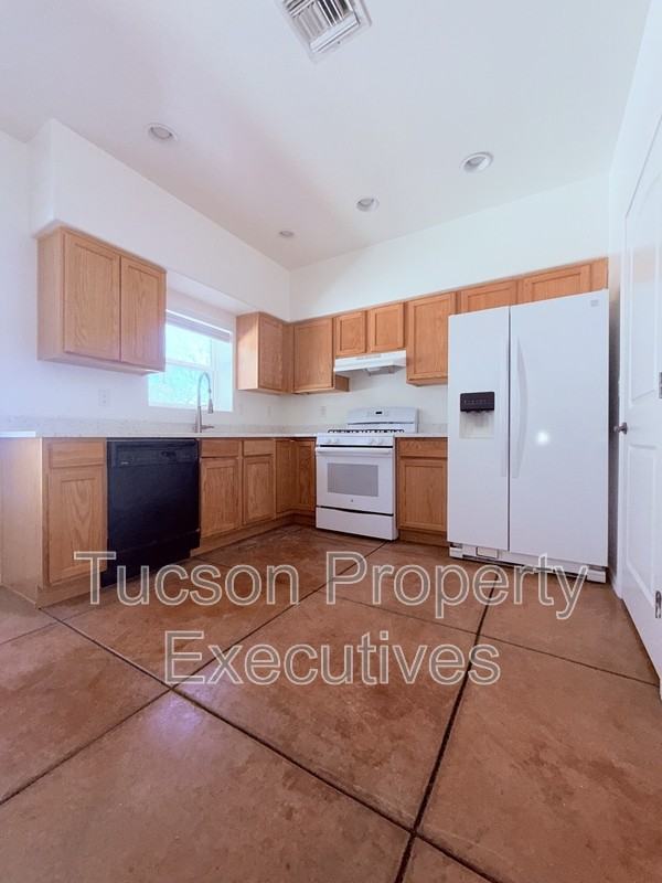 324 W 23rd St - Photo 4 of 27