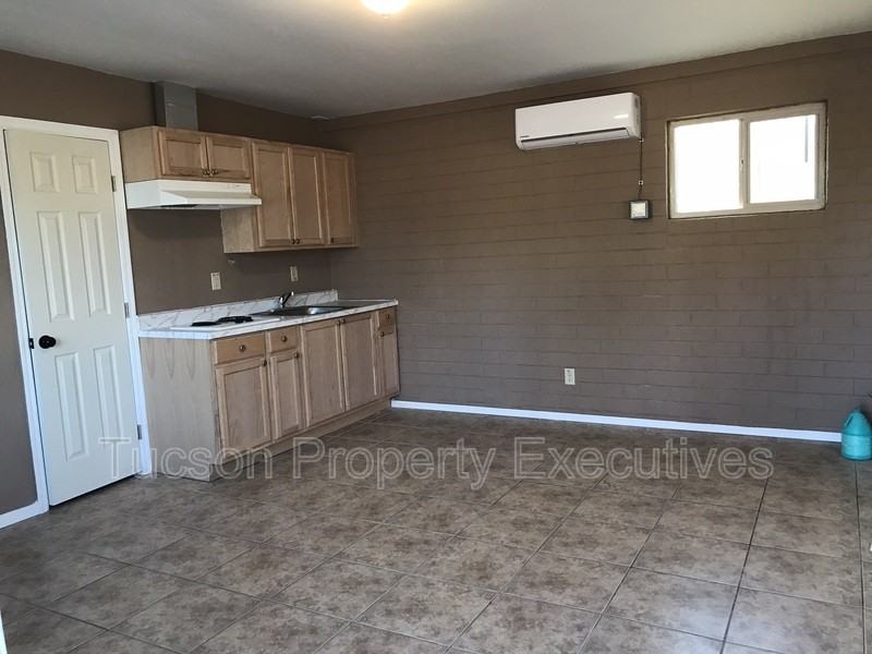 232 W Flores St - Photo 3 of 7