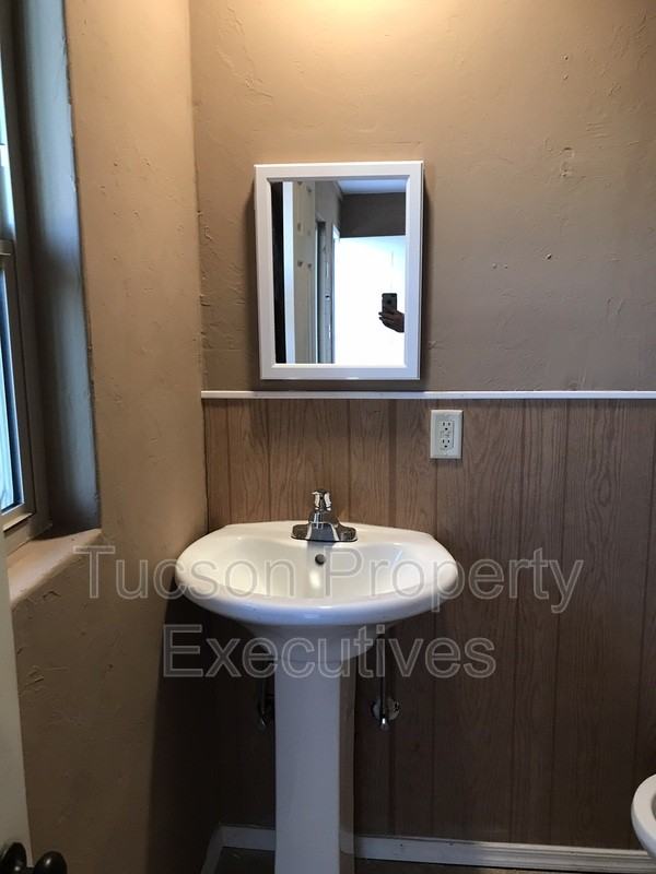 232 W Flores St - Photo 4 of 7
