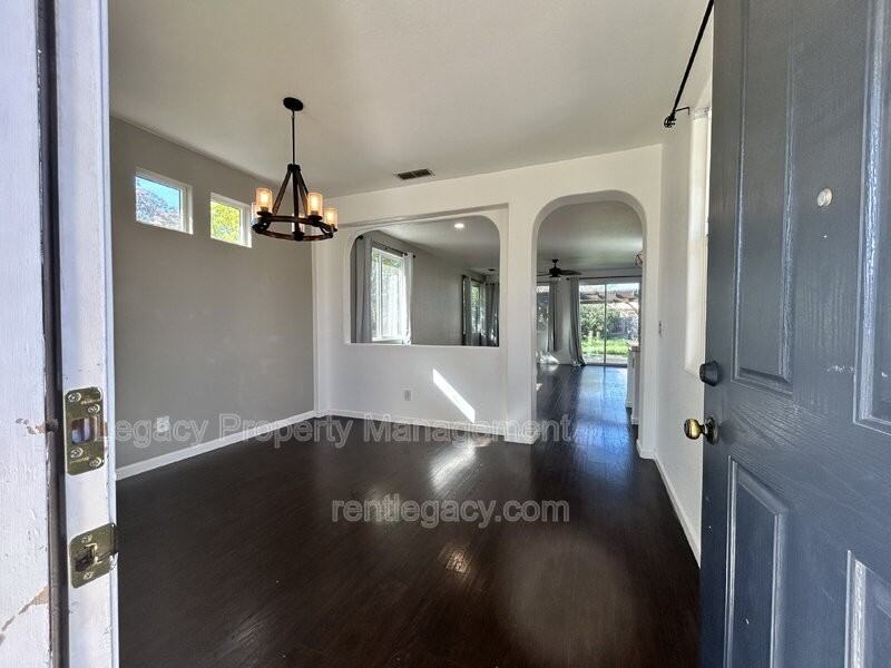 300 Dedham Ct - Photo 4 of 25