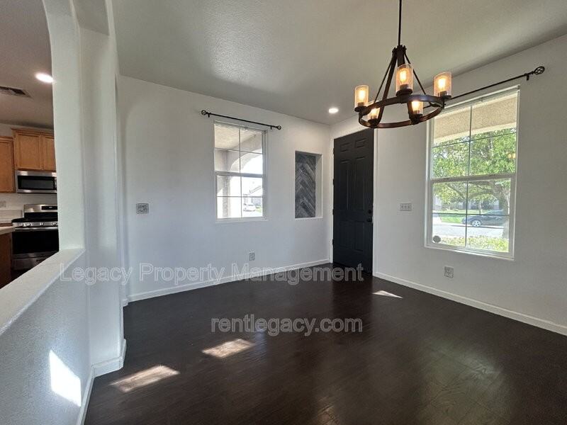 300 Dedham Ct - Photo 5 of 25