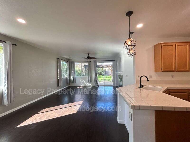 300 Dedham Ct - Photo 6 of 25