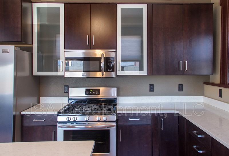 611 Sycamore St #201 - Photo 3 of 10