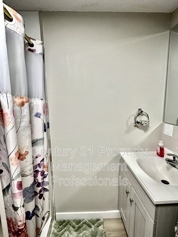 8705 152 St Nw #2 - Photo 3 of 5