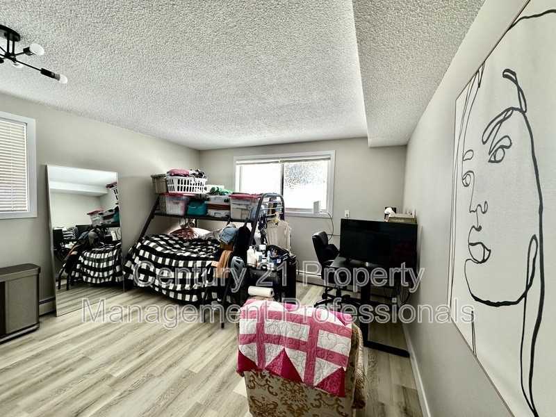 8705 152 St Nw #2 - Photo 4 of 5