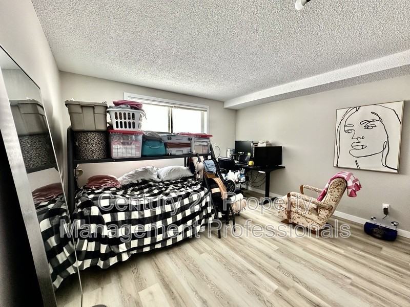 8705 152 St Nw #2 - Photo 5 of 5