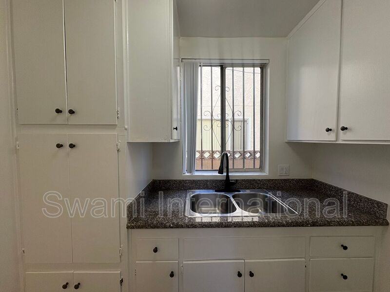 12615 Oxford Ave #B - Photo 5 of 12