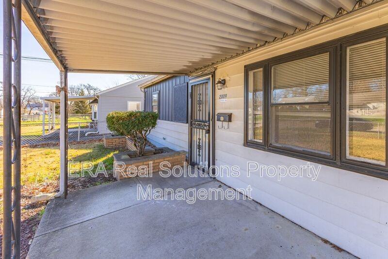 2009 Catalpa Ave - Photo 5 of 34