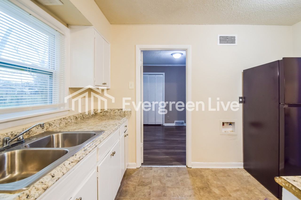 3669 Bishops Bridge Rd - Photo 6 of 16