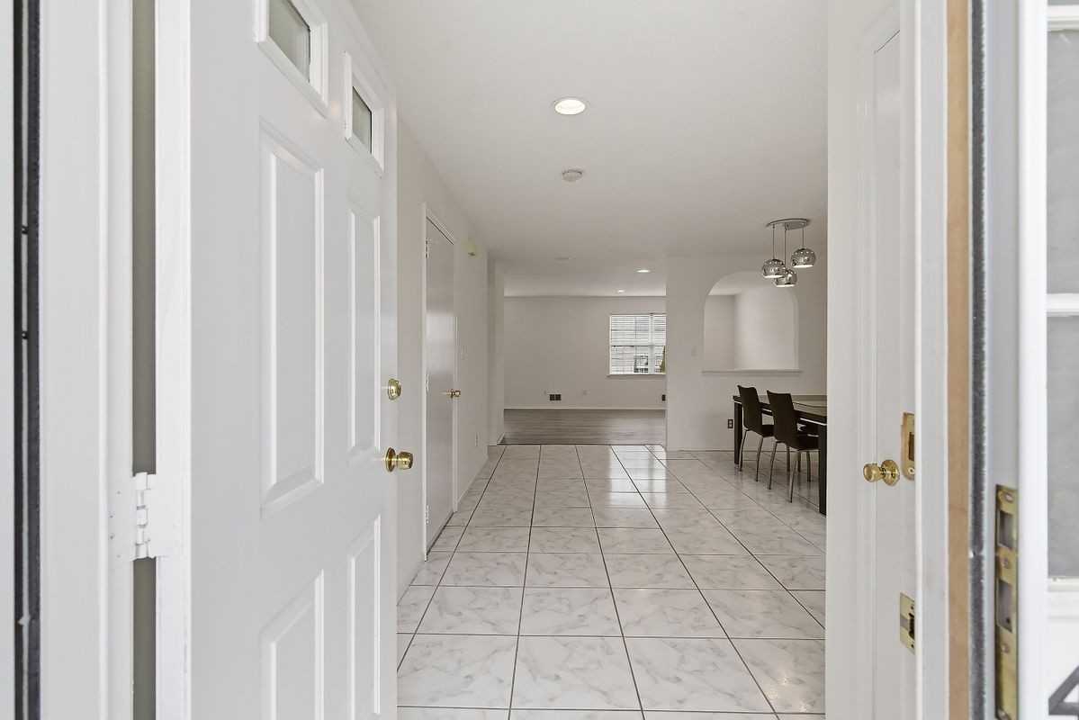 44 Kingfisher Ct - Photo 2 of 29