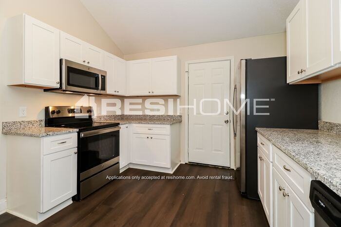 809 Ashmount Ln - Photo 3 of 21