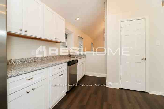 809 Ashmount Ln - Photo 4 of 21