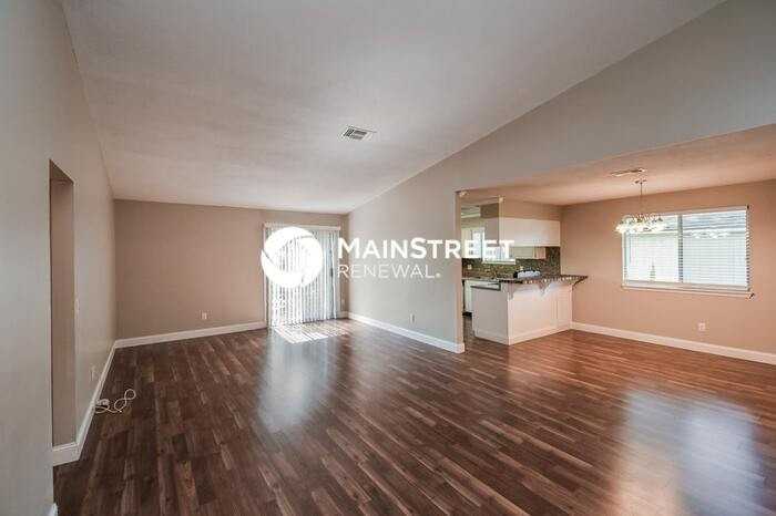 10927 Horse Track Dr E - Photo 3 of 16