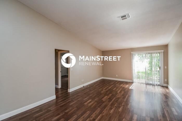 10927 Horse Track Dr E - Photo 4 of 16