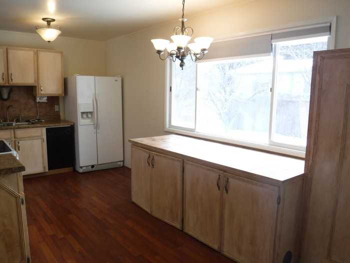 556 Montana Ave - Photo 7 of 30