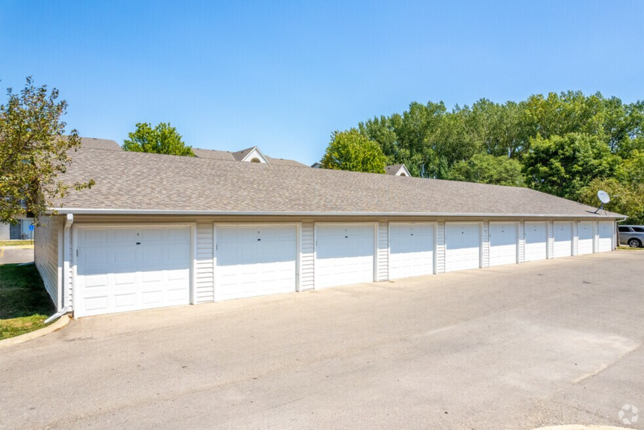 Pineview Place Apartments - Photo 6 of 8