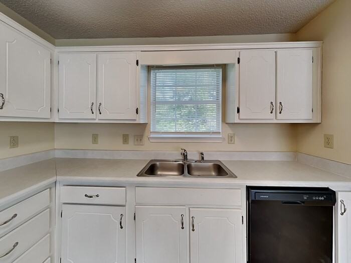 114 Hampton Oaks Dr - Photo 7 of 23