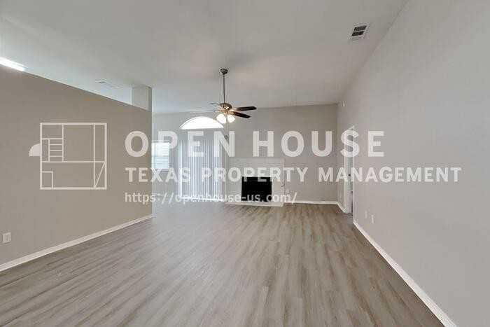 1429 Eastview Dr - Photo 4 of 20