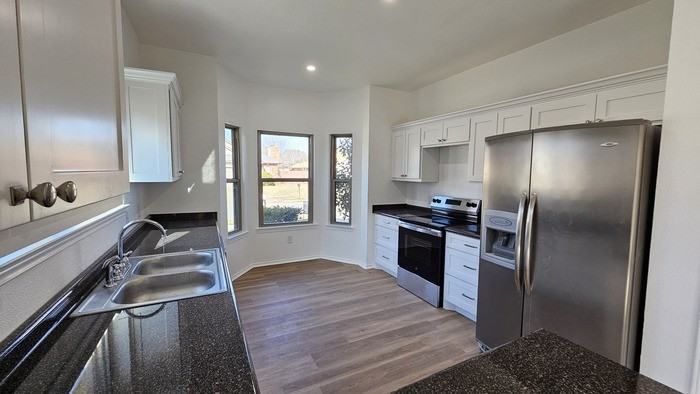 802 Headwater Dr - Photo 3 of 11