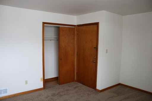 1571 Roxbury Rd - Photo 2 of 13