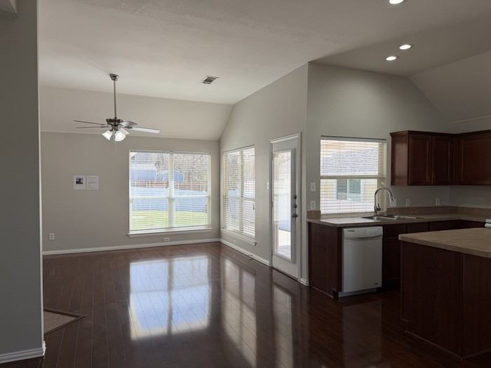 523 Hilltop Dr - Photo 3 of 31