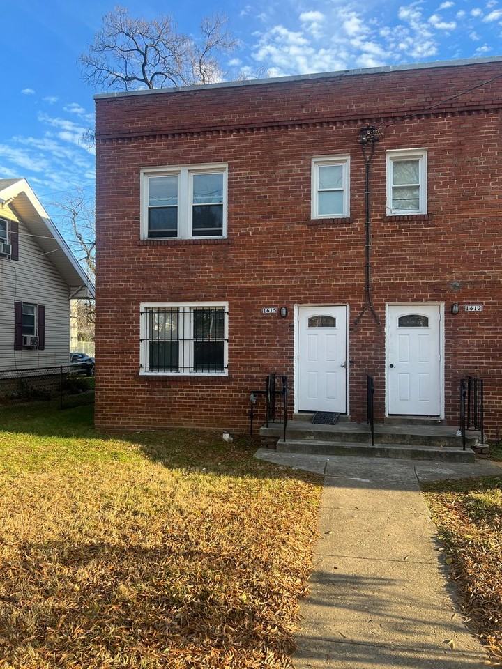 1615 1615 Olive St SE - Photo 2 of 8