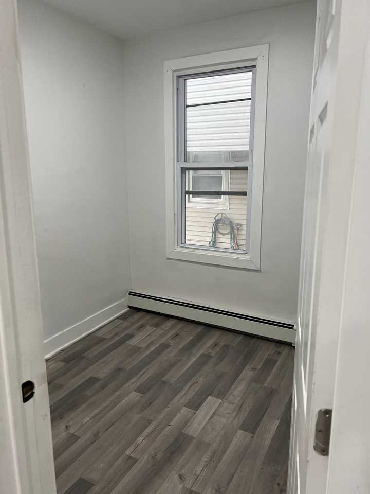 150 Court St #1 - Photo 3 of 6