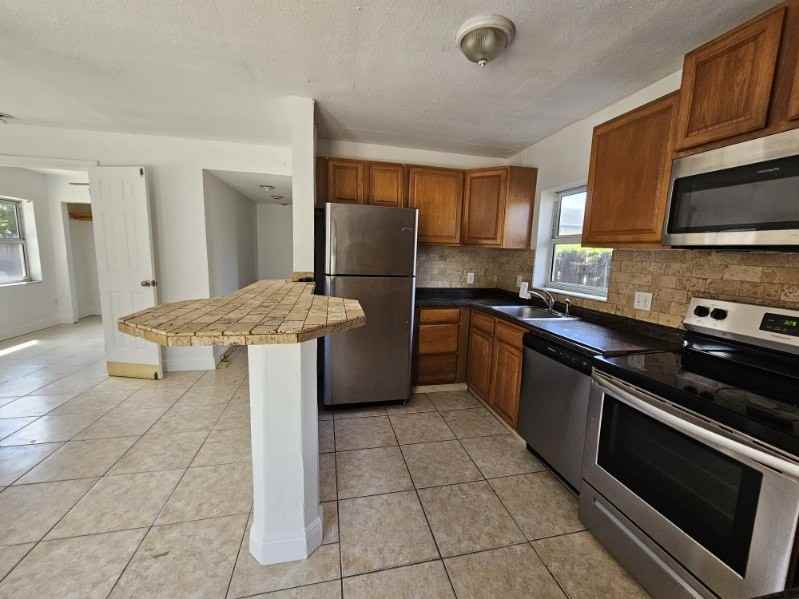 1610 Nw 9th Ave #1610 - Photo 3 of 9