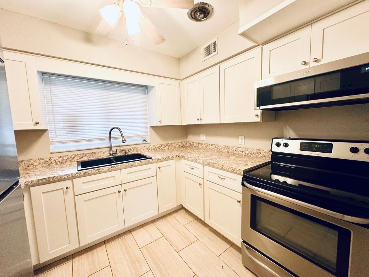 1619 Pinewood Dr - Photo 3 of 16