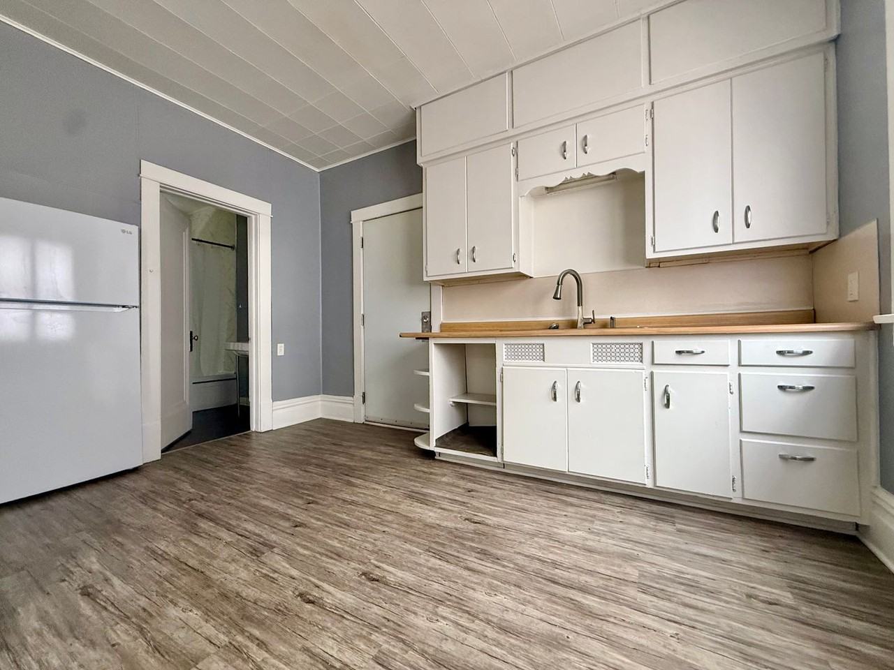 1853 Leahy St - Photo 5 of 20