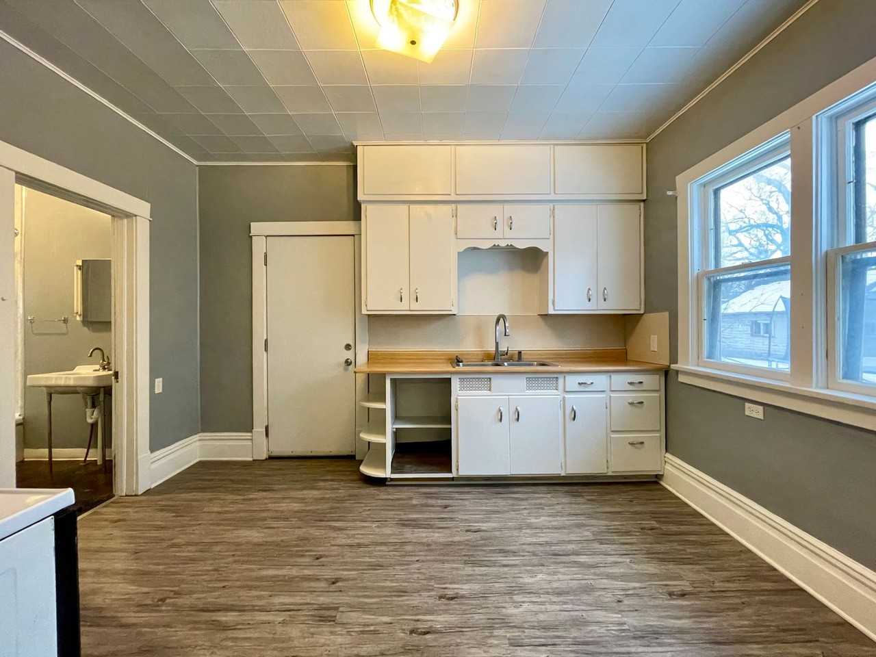 1853 Leahy St - Photo 7 of 20