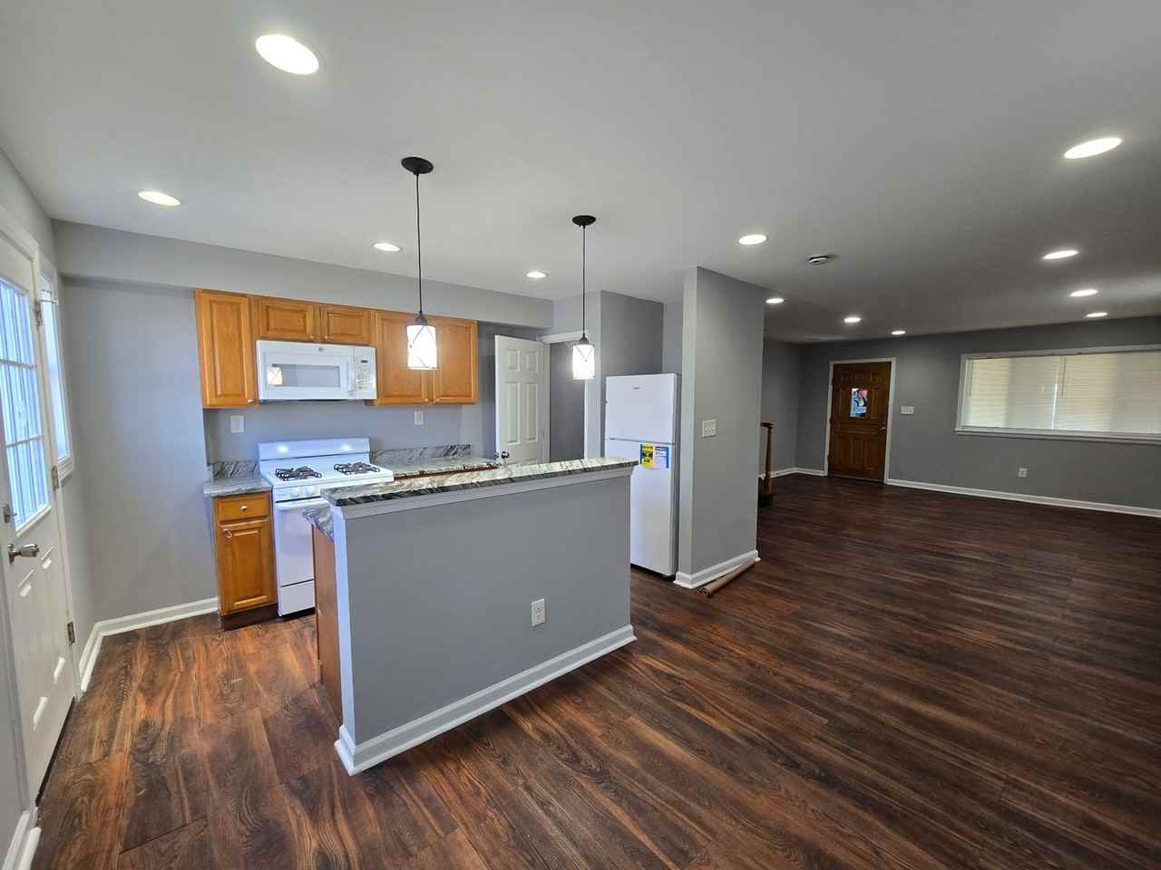 901 Elton Ave - Photo 4 of 17