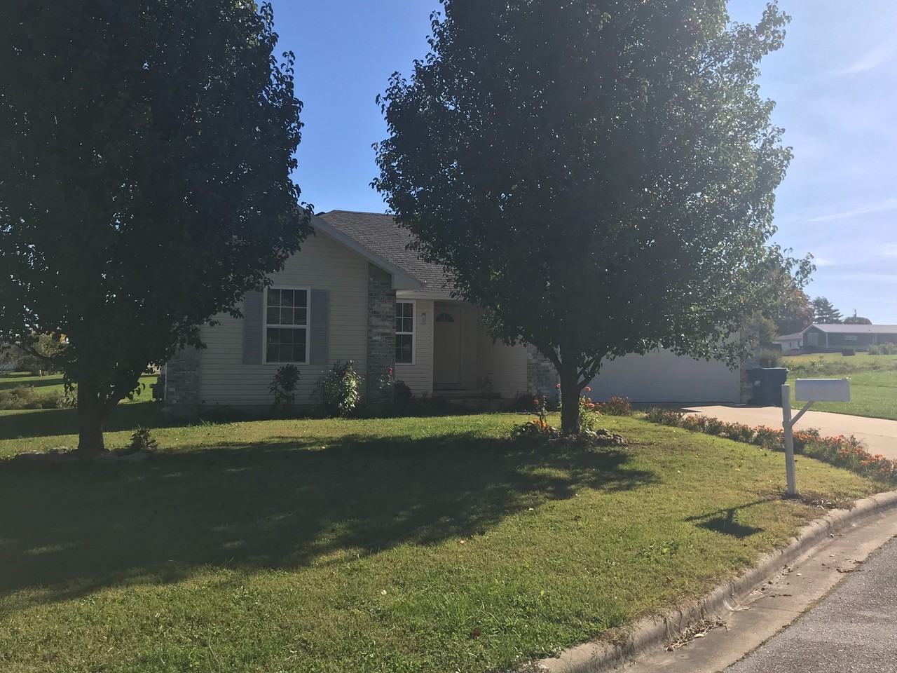 124 N Carter Ct - Photo 2 of 23