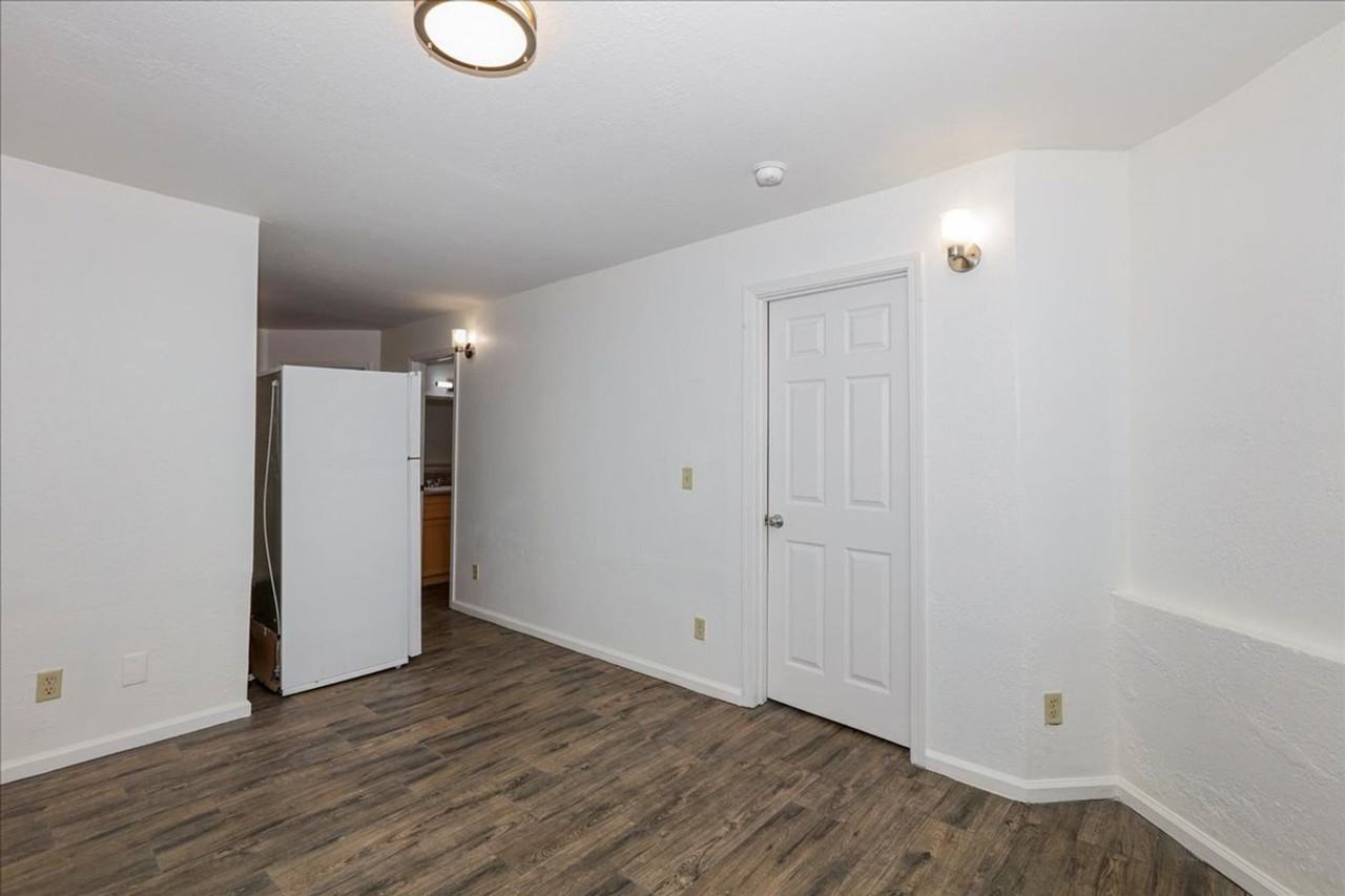 826 20th St - Photo 4 of 29