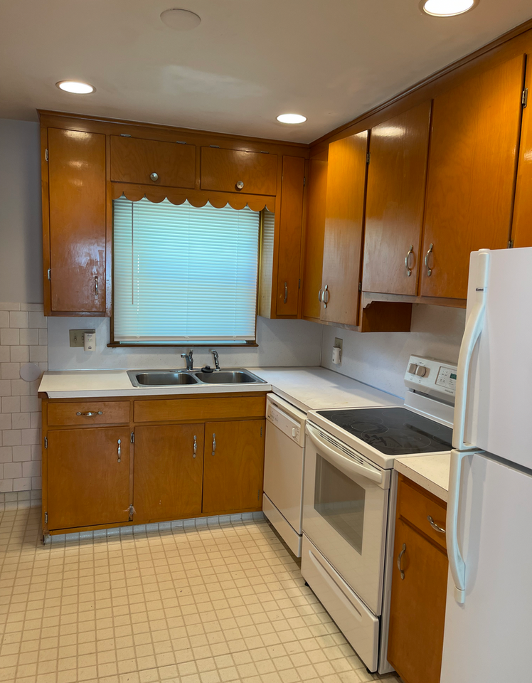 7502 Cass St - Photo 2 of 9