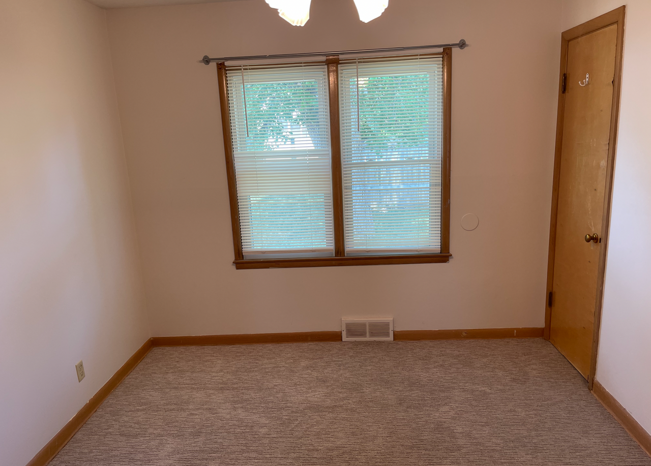 7502 Cass St - Photo 5 of 9