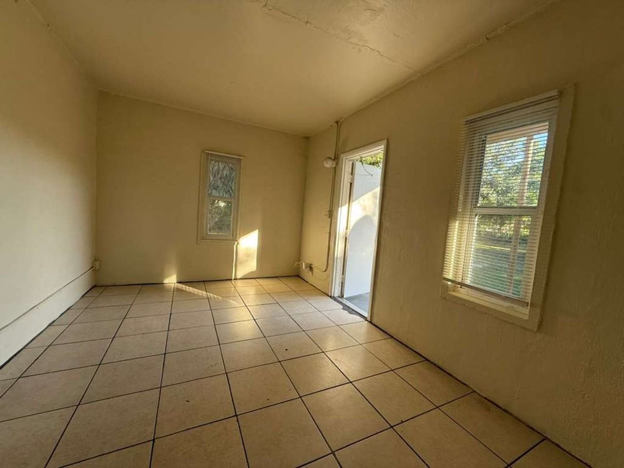 418 Nw 14th Ave - Photo 3 of 7