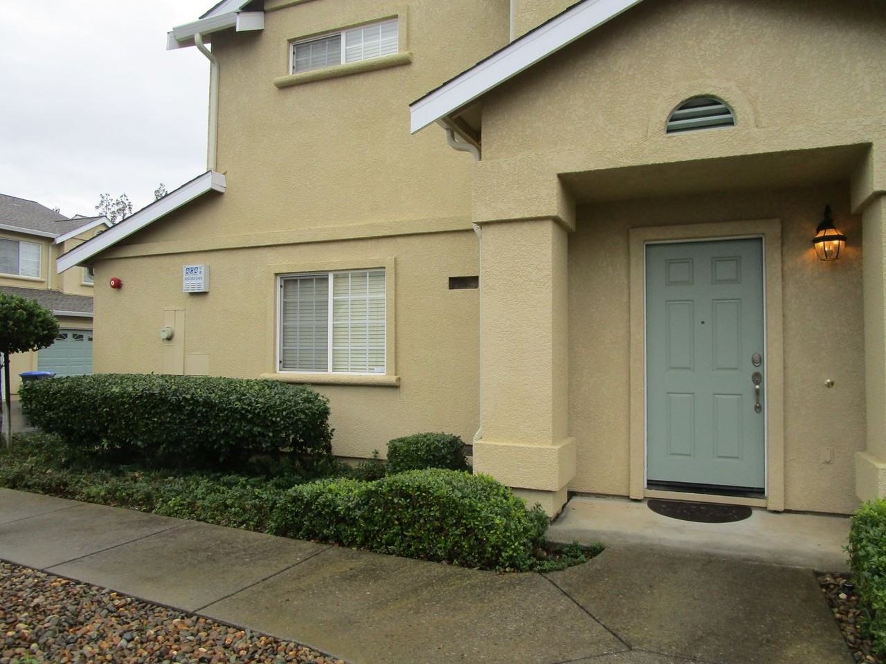 142 Altamont Ct - Photo 2 of 13