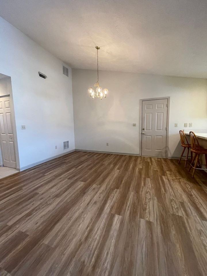 284 Emerald Dr - Photo 4 of 17